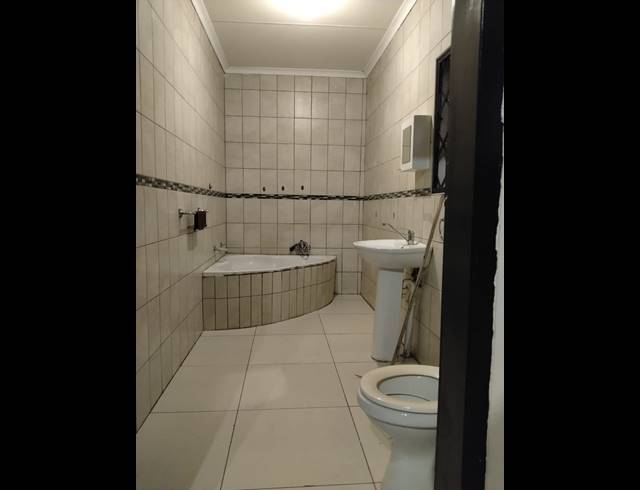 5 BEDROOM FREESTANDING FOR SALE IN FLAMWOOD